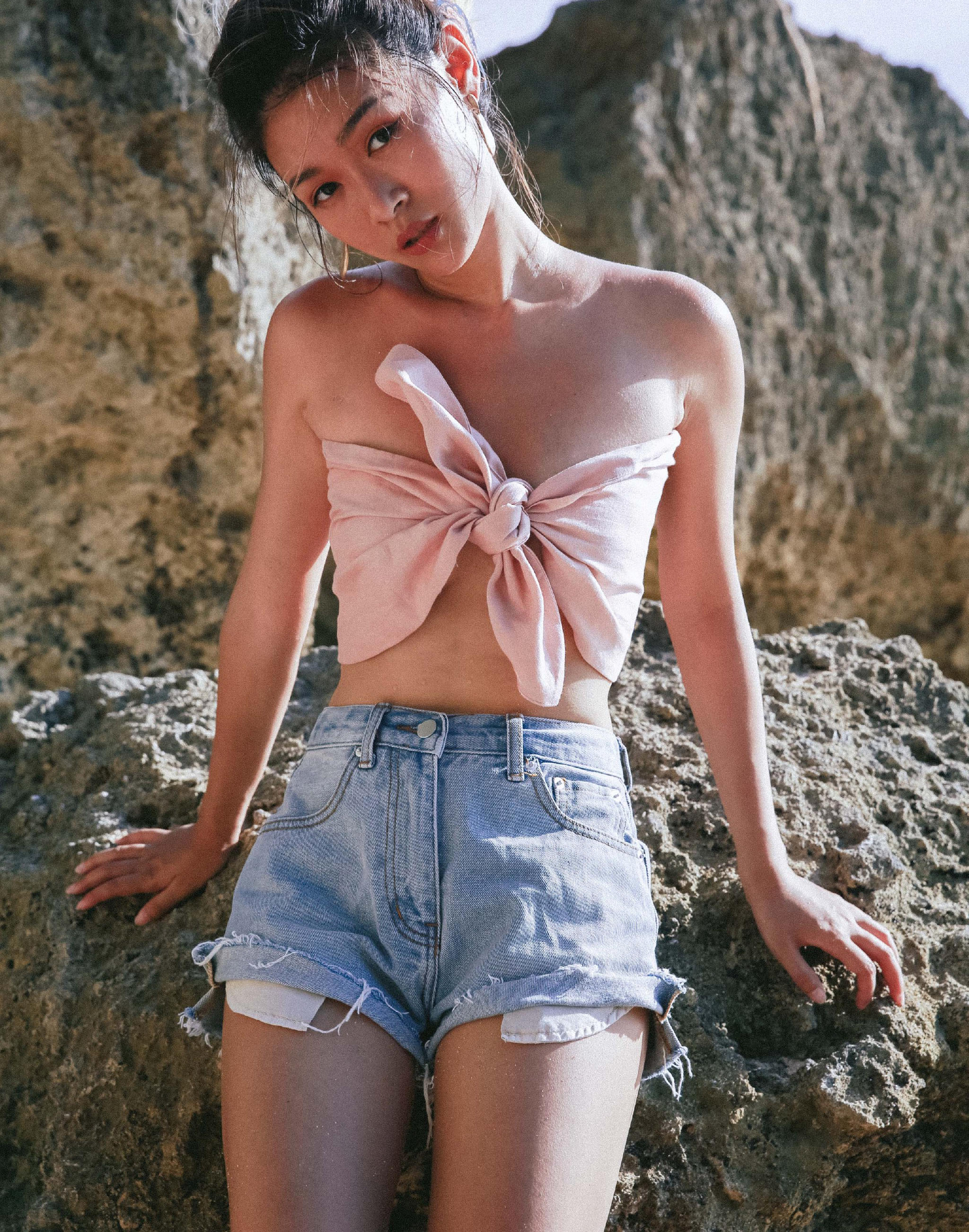 沙滩小姐姐游玩没带上衣怎么办，一条丝巾教你如何出奇制胜，秀出