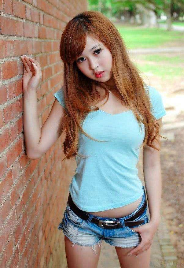 柔美紧身裤穿出妹子俏美风情，傲人曲线与小蛮腰诉说夏日美好