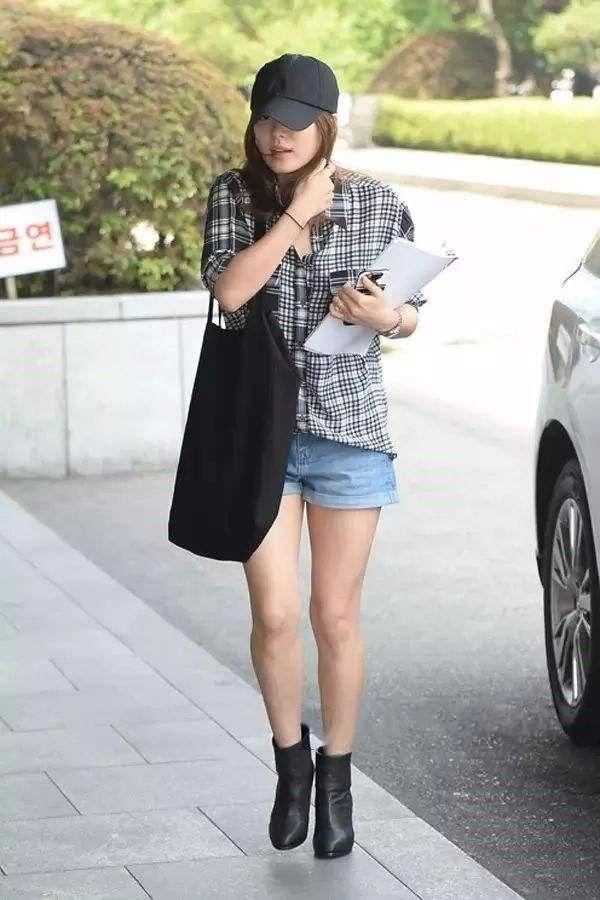 宋慧乔在机场终于不穿短裤了，又换了双鞋子，看着更加迷人！