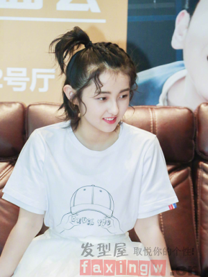 自己DIY扎马尾发型 简单款式给你更多少女感