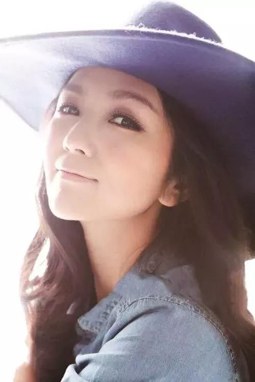 “美人鱼”林允素颜出镜，翟天临力挺黄晓明，何洁怒怼不友善评论