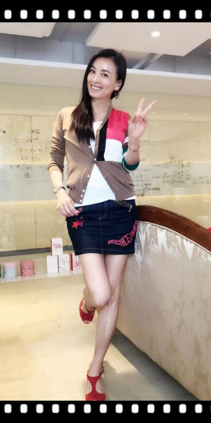 48岁张庭逆生长变20岁少女 酒窝美女当之无愧 还有长腿吸睛