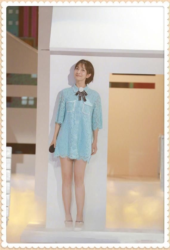 吴昕太自信了吧！160身高穿长衬衫非要露出来，不想却暴露小短腿