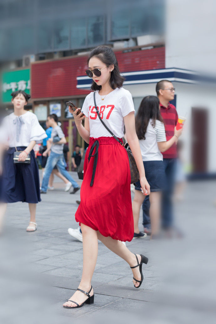 重庆街拍，几套轻熟气质穿搭，给夏季添上一笔温雅!