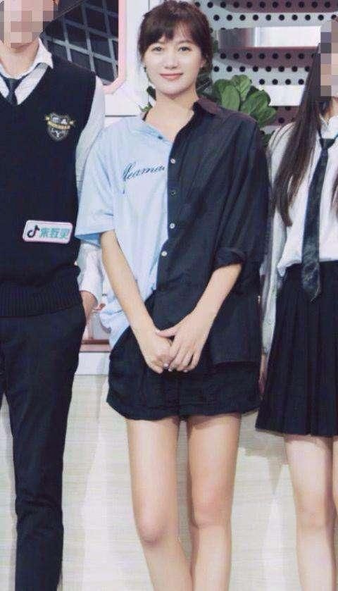 徐静蕾这是成精了吧，44岁像20岁，穿超短裤大秀青春活力！