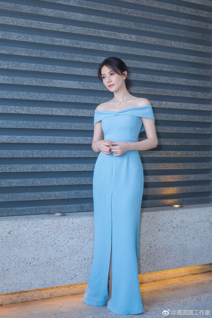 39岁高圆圆厉害了！一袭蓝色开叉长裙穿出2米气场，网友：真会穿