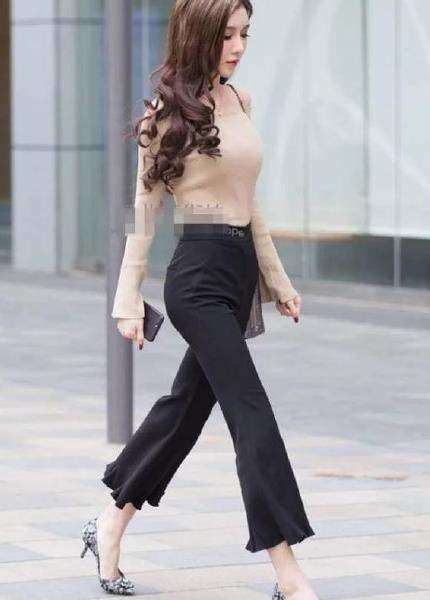 街拍：优雅时尚的打底裤小姐姐穿出完美的轮廓美，令人百看不厌！