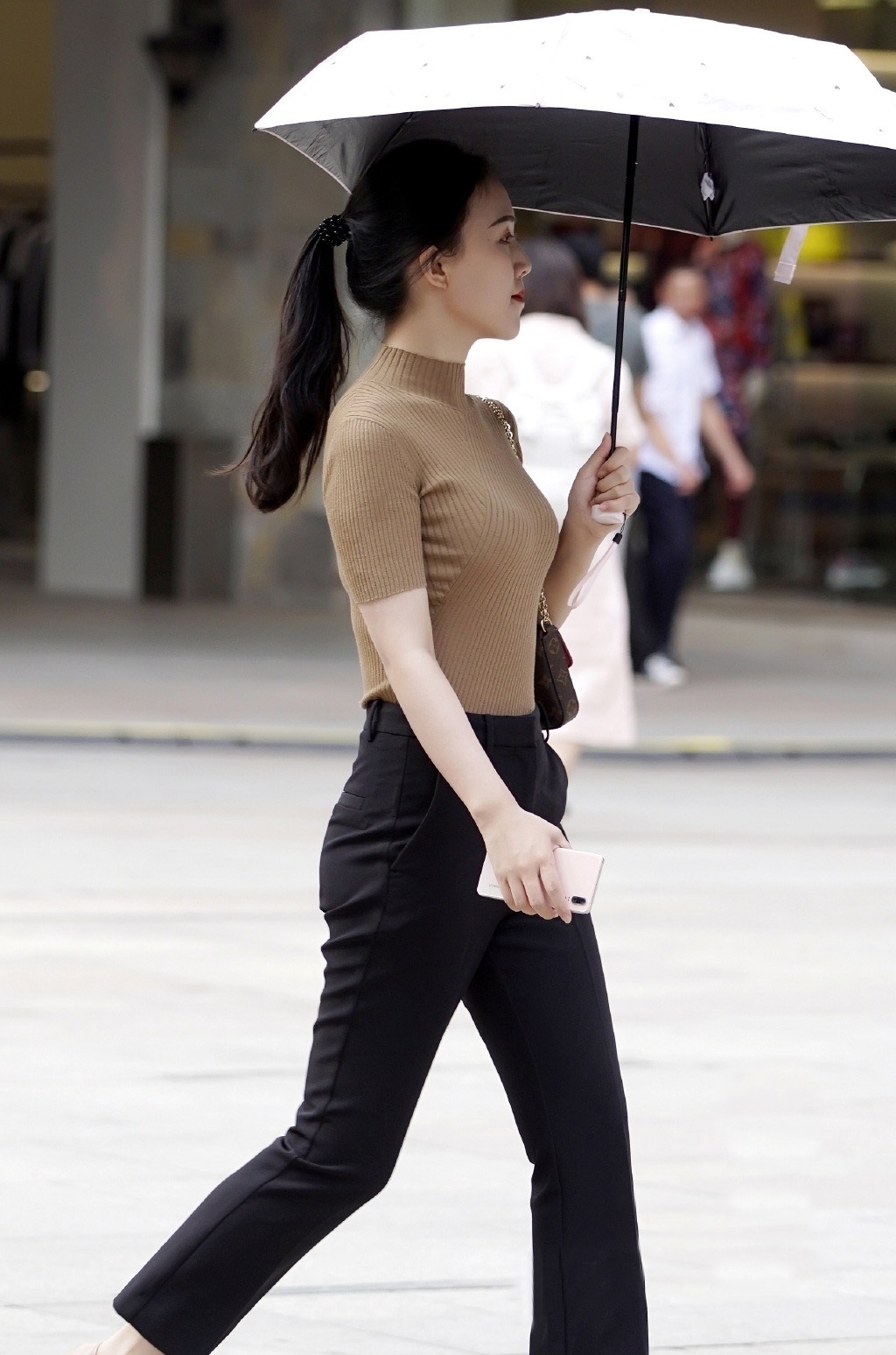  针织|时尚女生就是会穿，休闲裤搭配针织T恤，干练大方又显气质