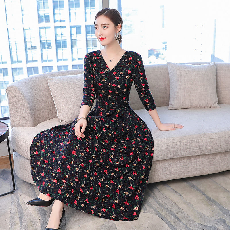 天呐,60后小姨真敢穿!“酒红”妈妈装+裸鞋,洋气减龄二十岁