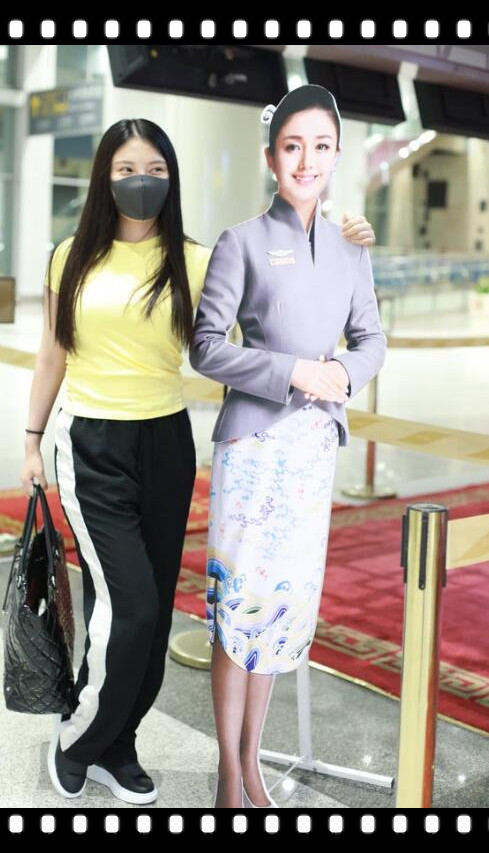 28岁徐冬冬发体了可真胖 黄色T恤运动裤 但身材却更丰满了