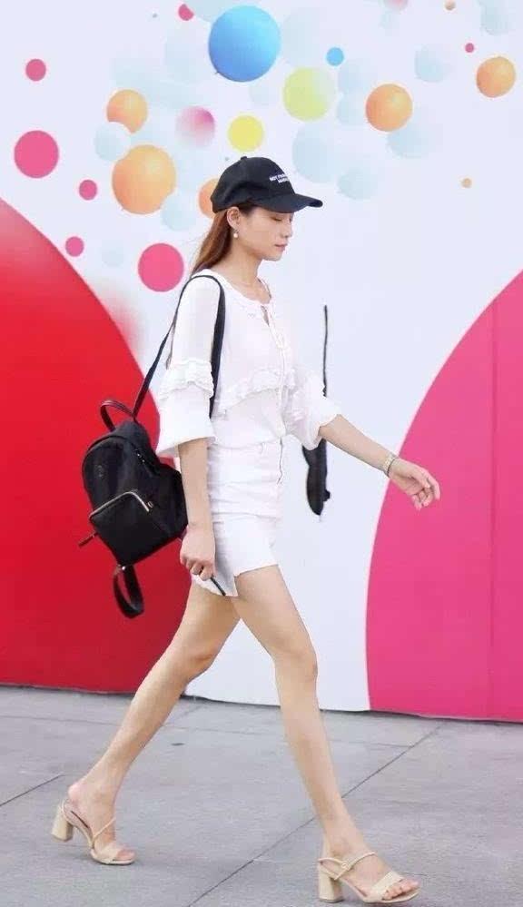 街拍美女：纯洁大方穿搭清凉，大长腿真棒！