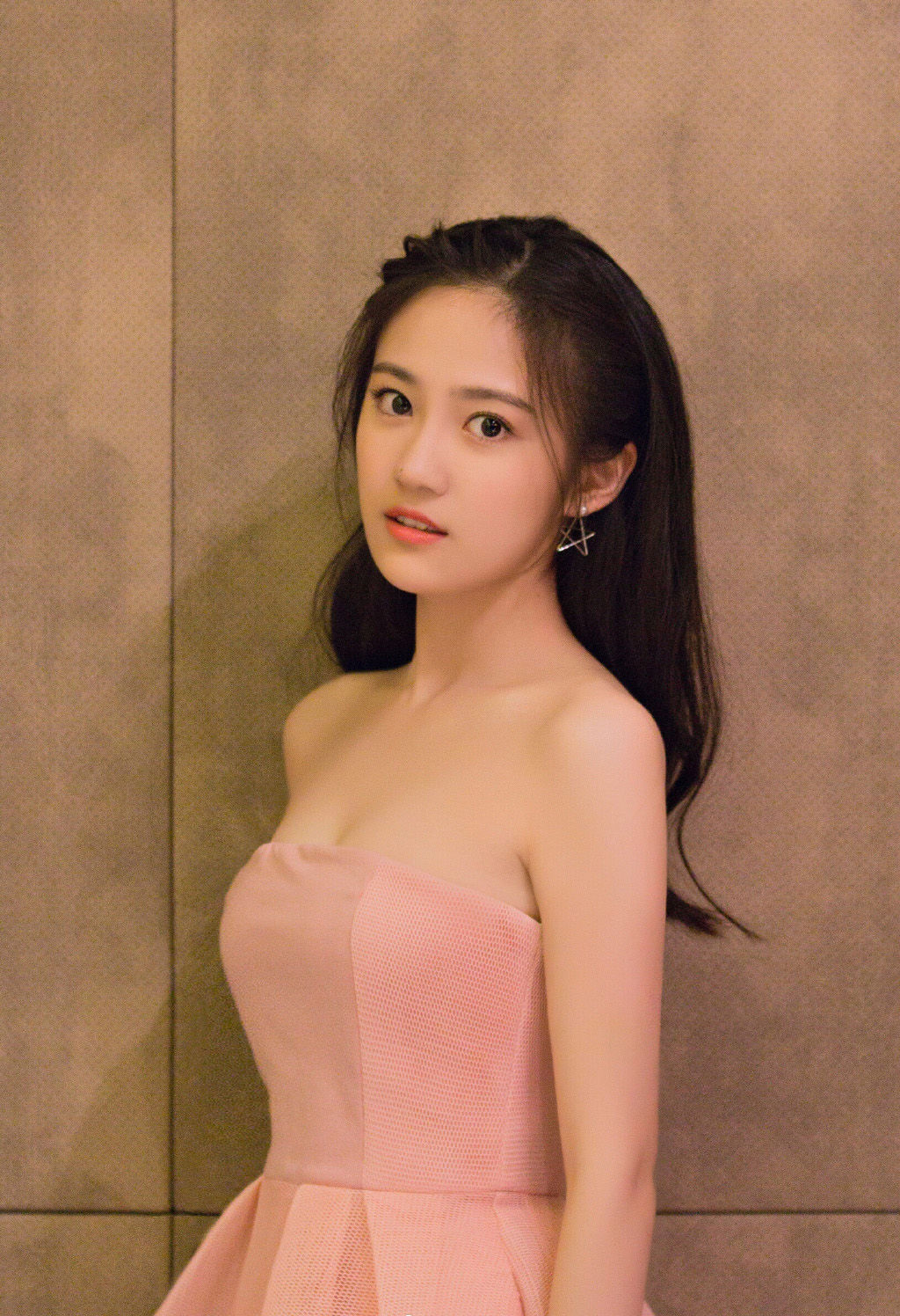 汤梦佳粉嫩抹胸礼服性感迷人图集，时尚靓丽，气质迷人!