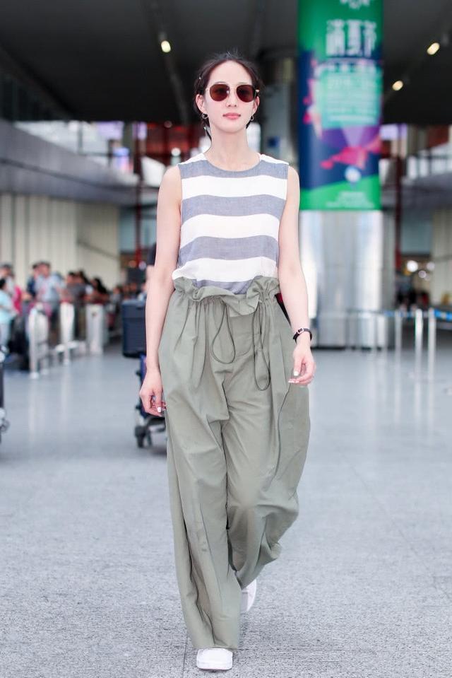 张钧甯穿短裙欲秀腿，却被身上的毛衣抢镜，网友：这叫敬业！