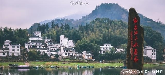 安徽歙县深渡画里人家窗前一幅流动的山水画卷,人宛如在画中