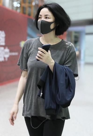 【 强大】穿破洞T恤配紧身裤低调现身，明星气场强大，王菲剪波波头更年轻