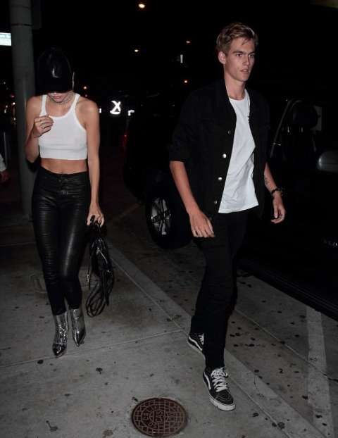 十五岁嫩模深夜现身西好莱坞 网友:装扮行为与