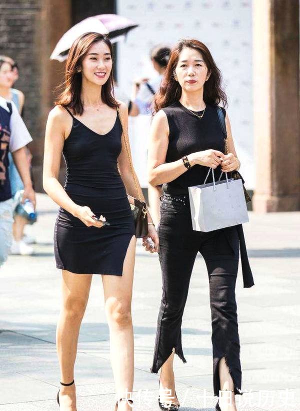  『时尚』街拍 图二妈妈的时尚感一点都不输女儿呀