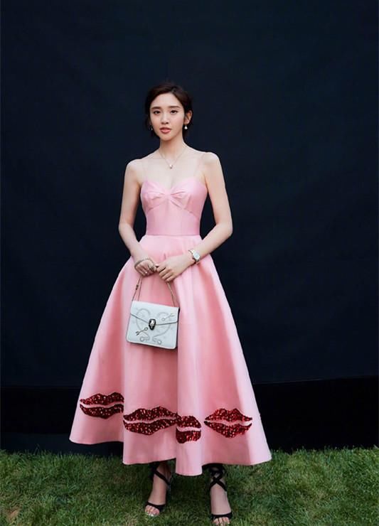 穿起长裙的唐艺昕，实在是太美了