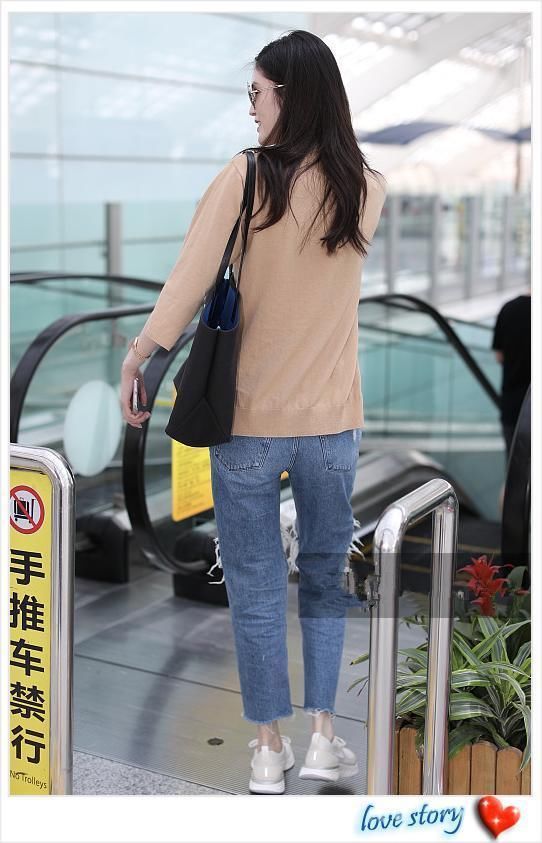 正面超模，背面大妈!何穗机场秀美腿，一个转身竟暴露身材缺陷!