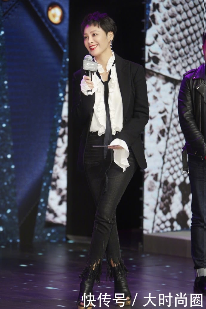 46岁宁静绝了！穿深V鱼尾裙惊艳全场，网友：这身材逼死多少人？