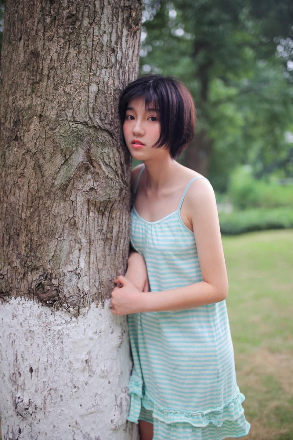 吊带睡衣美女户外性感长腿美女图片