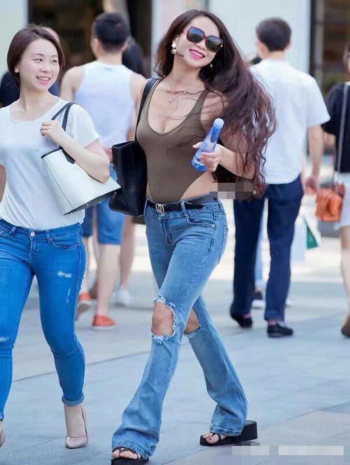 帅气十足的牛仔裤子，调整上身的比例效果真心立竿见影，突出平坦