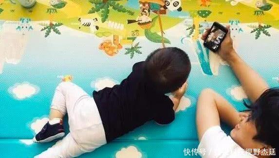 「丈夫」李佳晒丈夫早起照,靳东累得睁不开眼,还不忘搂着儿子