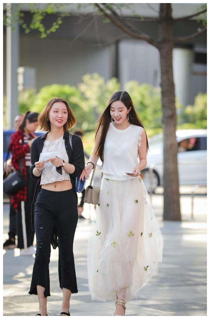 街拍：精致美丽显身材的小姐姐，外表上清凉的装扮养眼又显瘦！