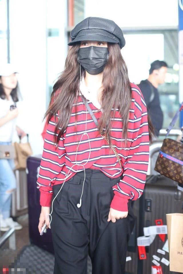 宋祖儿偷穿爸爸衣服？宽松肥大没腰身，松垮懒散还很热呀！