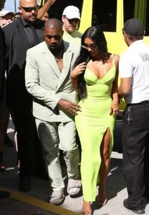 金卡戴珊全身只靠两块布遮住，不小心露出底裤，羞得人不敢看