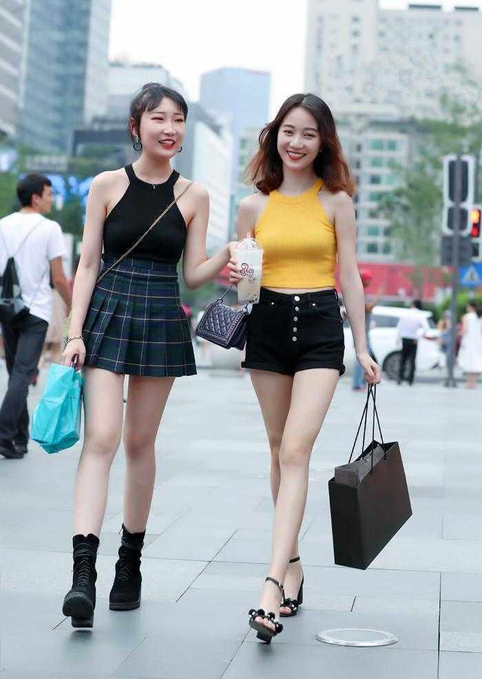 街拍：年轻俏丽的闺蜜，时尚有活力，哪一对你最喜欢？