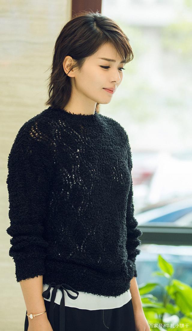 「吃香」最近卫衣不吃香了,这款“上衣”正当红,明星都在穿,显瘦又时髦
