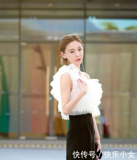 街拍穿纱裙上街的小姐姐，身材就是这么好，长腿完美自信！