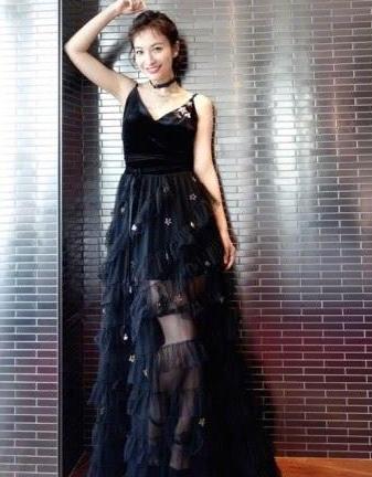 她搭档黄磊因吃一碗面被骂惨，跨界演戏遭冷嘲，靓丽穿搭女神范！