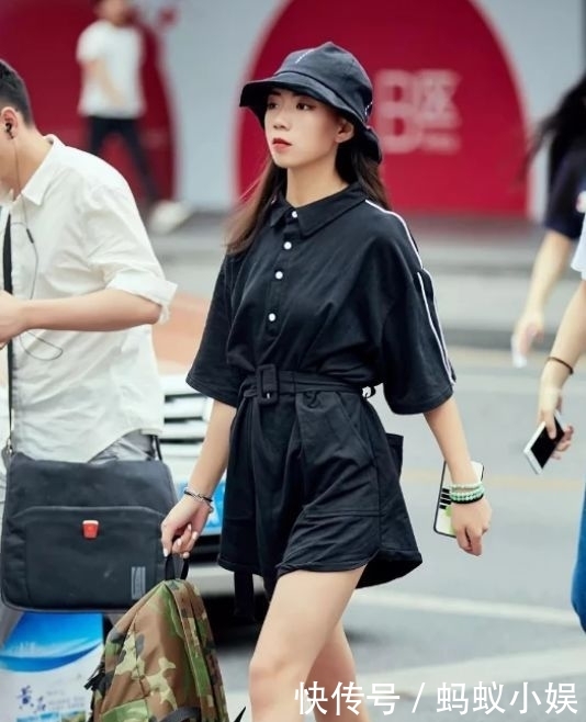 小姐姐:时尚街拍,美女端庄秀丽的身姿,清新淡雅的妆容带来优雅的观感