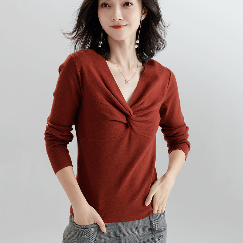 不得不承认，大胸女人穿紧身打底衫，确实好看，吸睛一条街