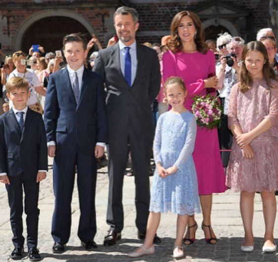 丹麦王储妃参加时尚活动，印花裙很有女神范，优雅赶超凯特王妃