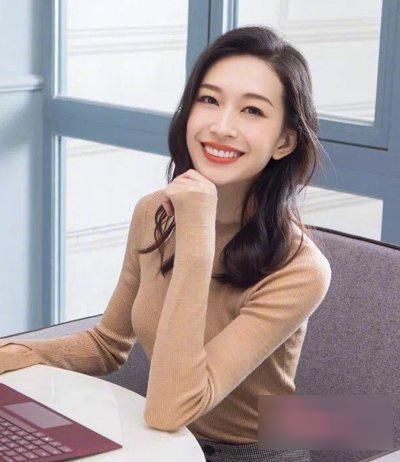 2018女生知性风慵懒中长卷发发型！