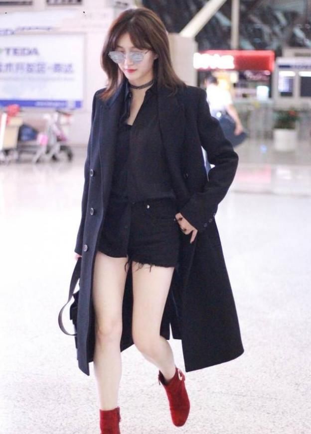 江疏影穿长裙现身，身材穿出五五分的感觉，网友：这次打扮没走心