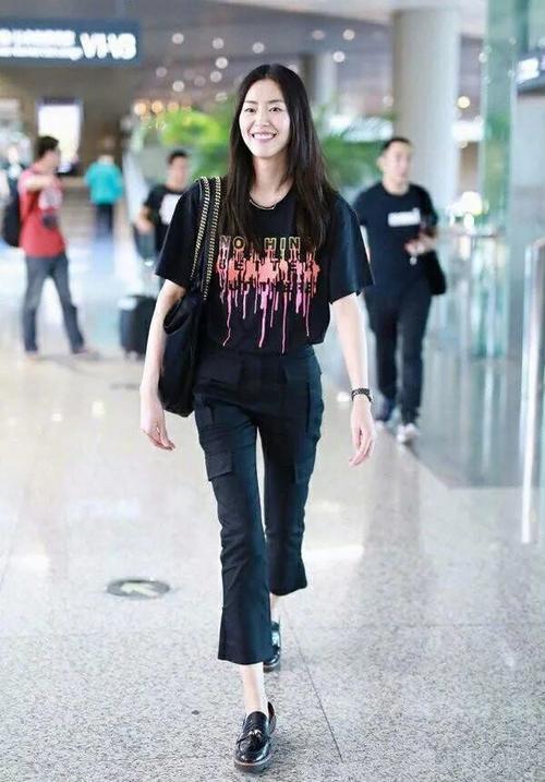 刘雯腰这么细，穿裤子不系皮带会掉吧？网友：看了她腰都觉得自卑