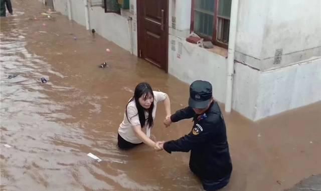 24小时最大降雨量418毫米，安徽多地遭暴雨袭击，60个县市发预警