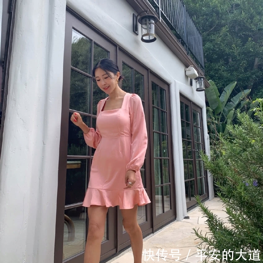 气质■周玲安居家身着粉色裙,双语主播的气质很是好,简直就不要太好看了