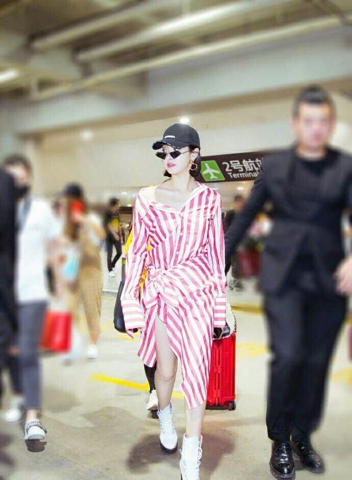 宋茜越来越不会好好穿衣服了!把裙子拉那么高,就不怕走光吗?