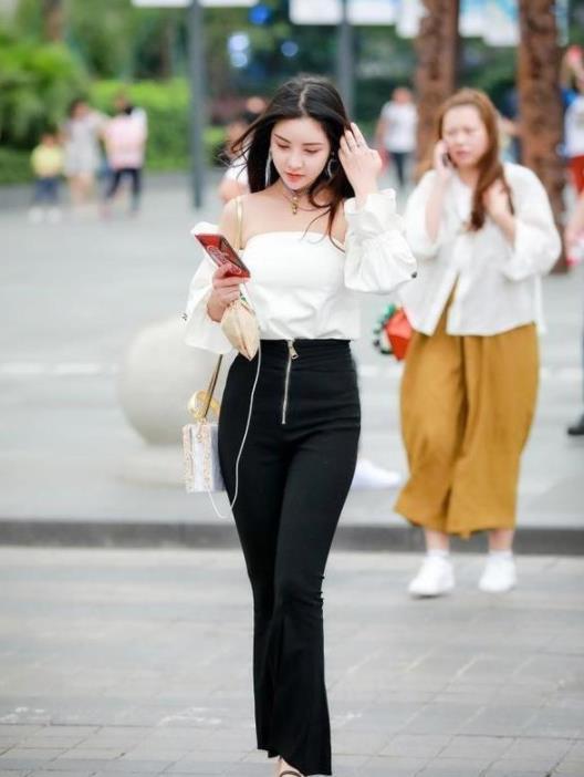 【展现】街拍:唯美俏皮的美女,展现高挑美丽身姿,笑容甜美可爱