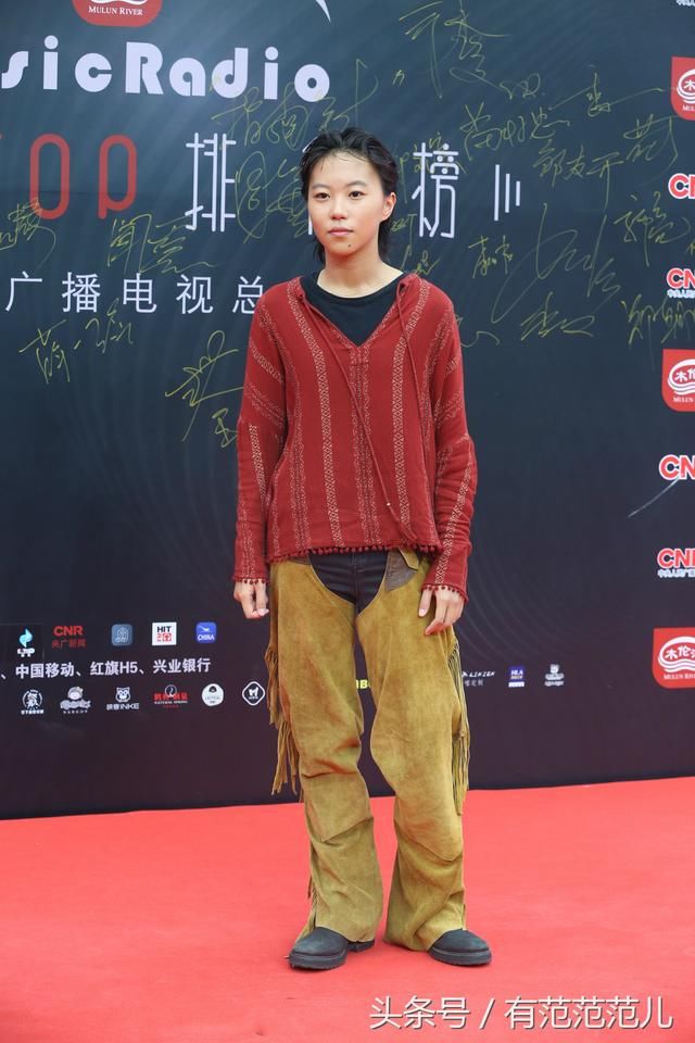 窦靖童终于洗掉下巴上的纹身，但看完她穿的裤子，我尴尬癌都犯了