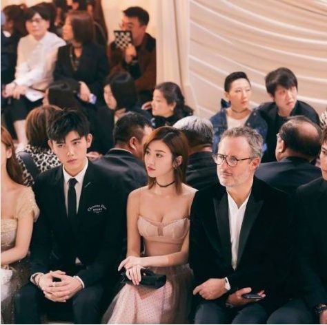 都是品牌活动大使，baby昂首挺胸造型仍输景甜，差距太大了