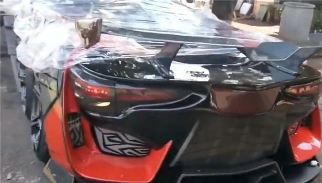 改装■限量1台的“改装版”法拉利458,配8个轮子,整车拼接,引擎外露
