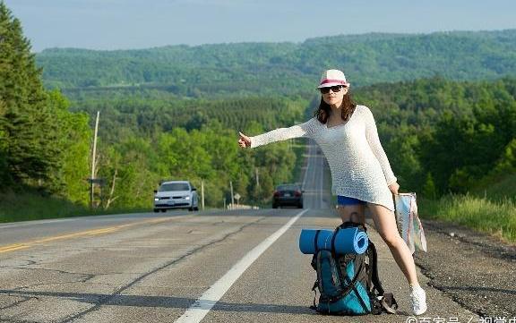 川藏线：背包女在哭泣，为何搭车这么难？老司机说出了原因