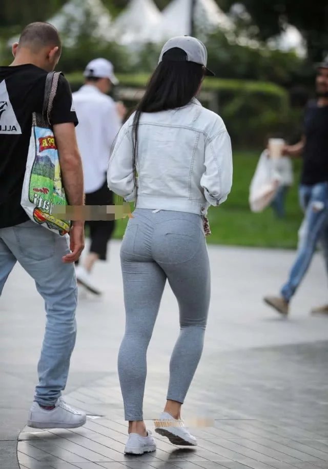 可爱小姐姐紧身裤勾勒浑圆的臀线，清纯的长相可爱又俏皮