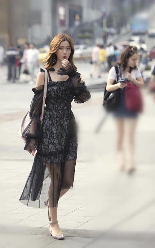 路人街拍，小姐姐搭配浅色牛仔短裤，优雅又有女人味